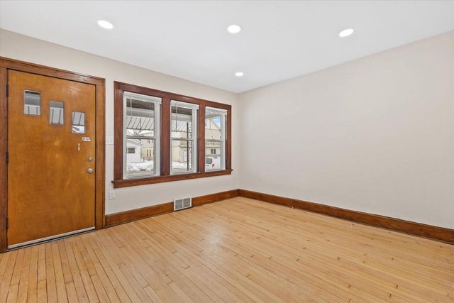 3855 E Layton AVENUE, Cudahy, WI 53110