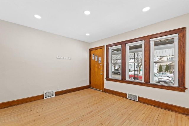 3855 E Layton AVENUE, Cudahy, WI 53110