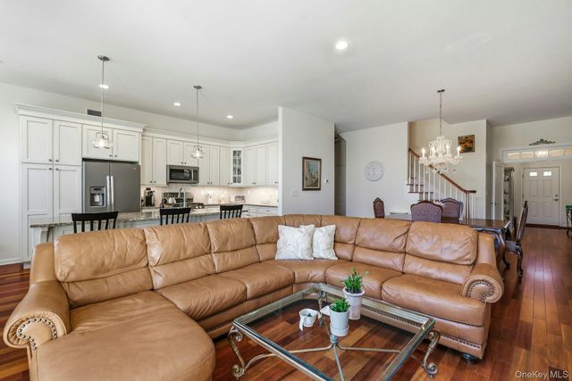 75 Jims Trail 75, Bayport, NY 11705