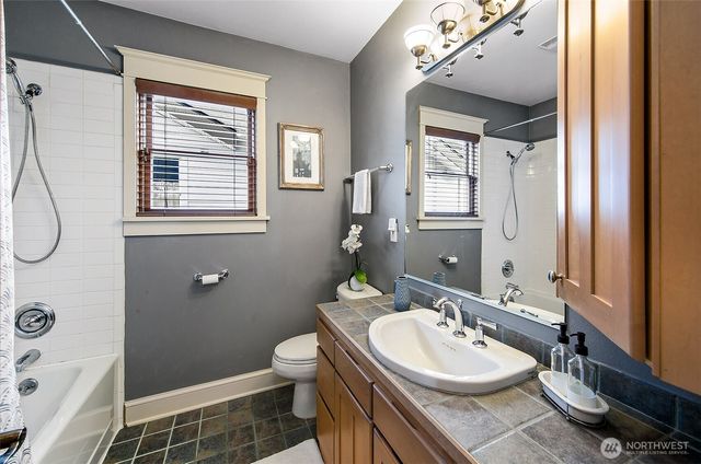 3532 Meridian Avenue N, Seattle, WA 98103