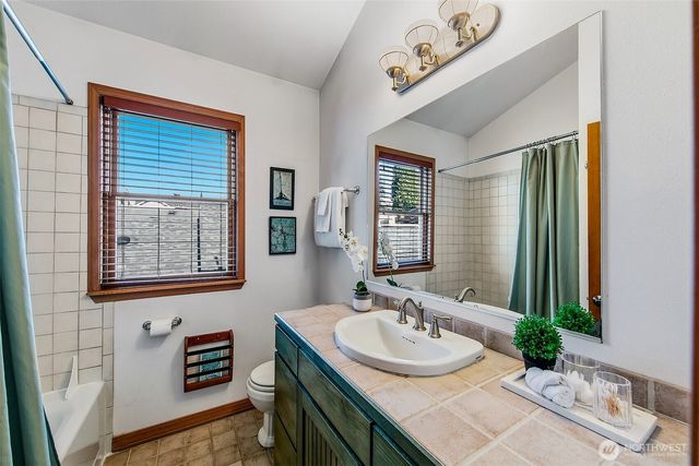 3532 Meridian Avenue N, Seattle, WA 98103