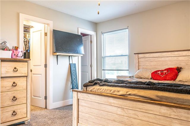 1913 Eagle Drive, Harrisonville, MO 64701