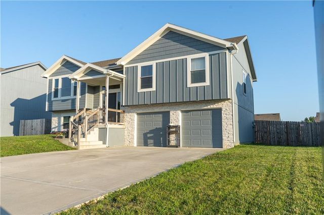 1913 Eagle Drive, Harrisonville, MO 64701