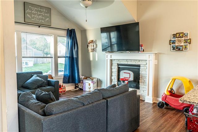 1913 Eagle Drive, Harrisonville, MO 64701