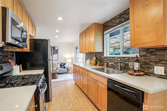 20230 1st Place S, Des Moines, WA 98198