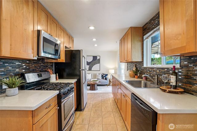 20230 1st Place S, Des Moines, WA 98198