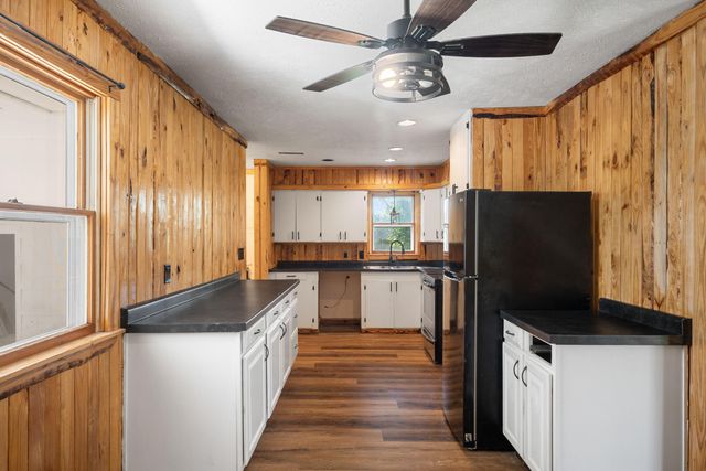 19295 Hillcrest Lane, Cassville, MO 65625