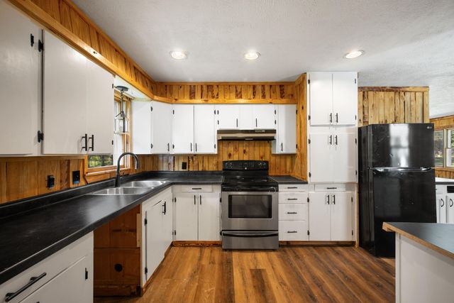 19295 Hillcrest Lane, Cassville, MO 65625