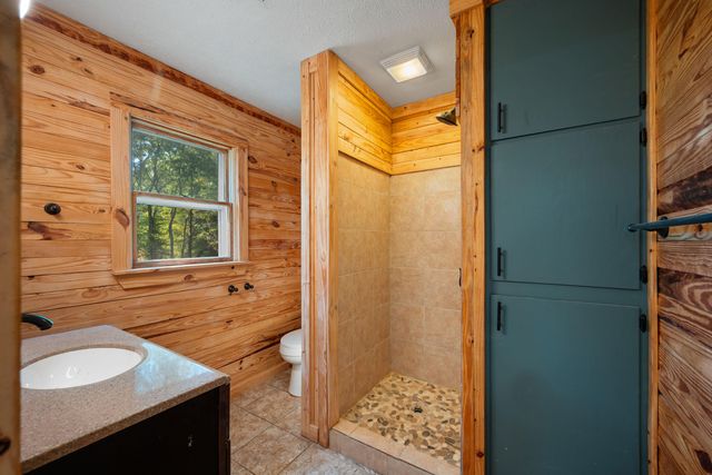 19295 Hillcrest Lane, Cassville, MO 65625