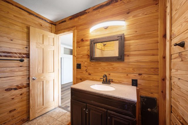 19295 Hillcrest Lane, Cassville, MO 65625