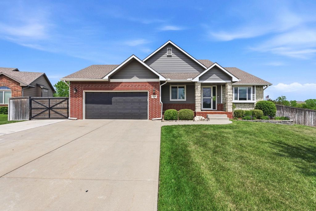 2739 N Woodridge Ct, Wichita, KS 67226