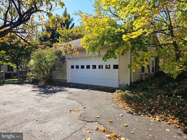 243 LINDEN LN, Riegelsville, PA 18077