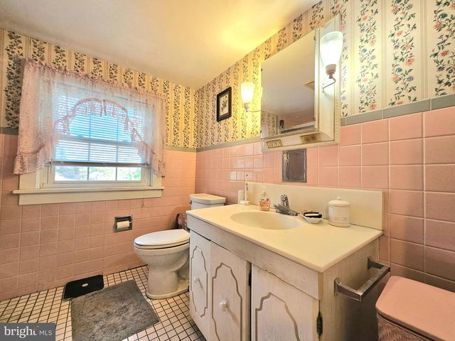 243 LINDEN LN, Riegelsville, PA 18077