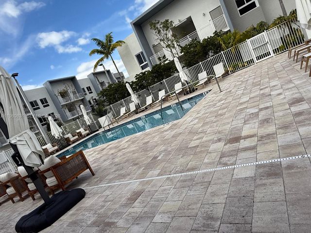 610 NE 2nd St 205, Dania Beach, FL 33004