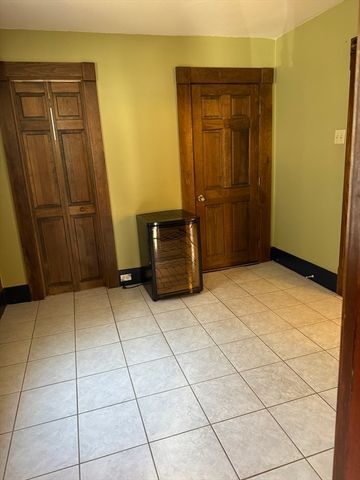 93 Cross St, Gardner, MA 01440