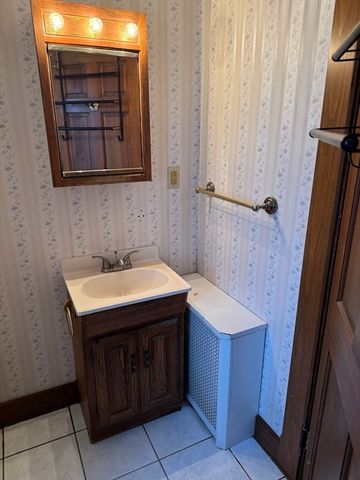 93 Cross St, Gardner, MA 01440