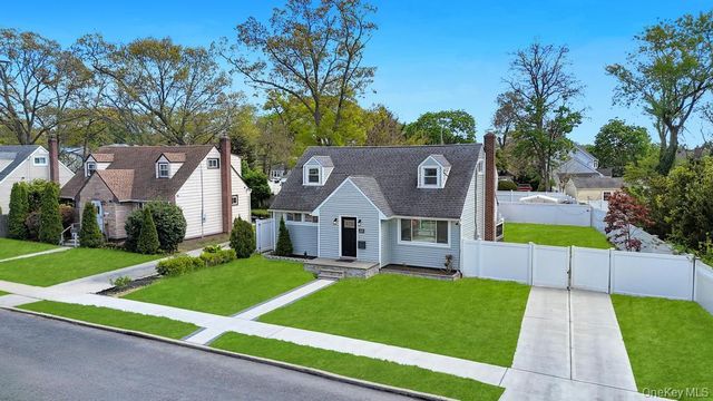543 Coolidge Avenue, Rockville Centre, NY 11570