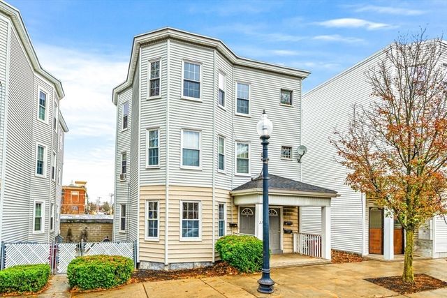 27 W Wyoming Avenue 3, Melrose, MA 02176