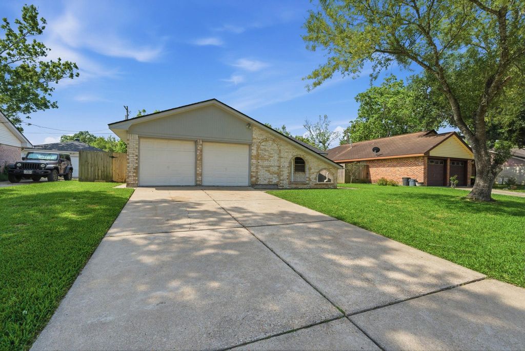 2003 Williamsburg Court S, League City, TX 77573