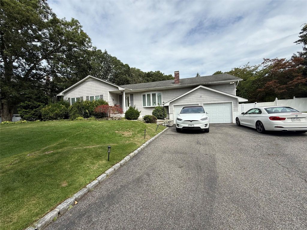 11 Weathervane Way, Dix Hills, NY 11746