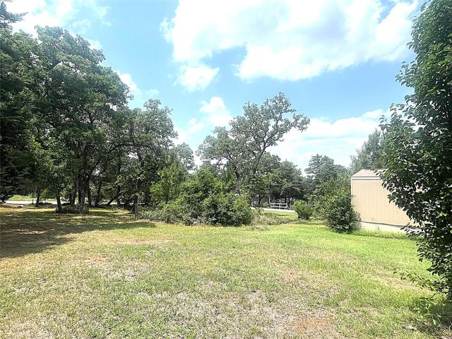 126 Shawnee DR, Smithville, TX 78957