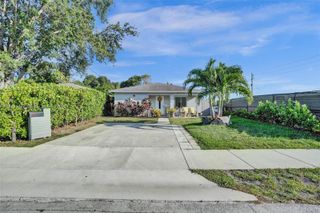 320 NE 33rd St, Oakland Park, FL 33334