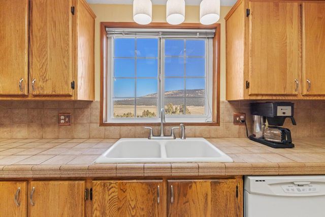 17550 S Poe Valley Road, Klamath Falls, OR 97603