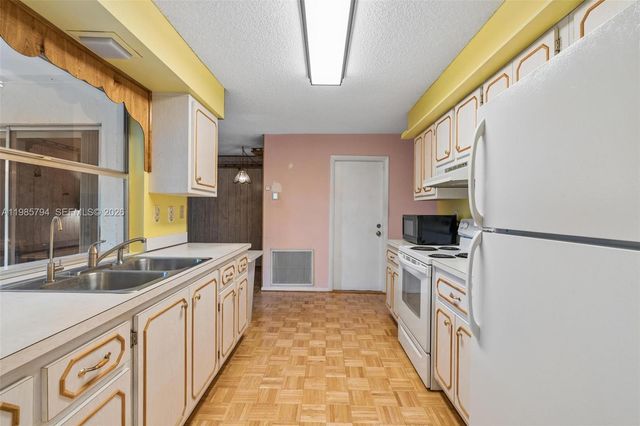 9306 NW 80th St, Tamarac, FL 33321