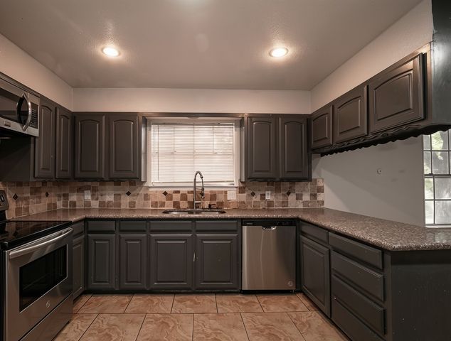 605 Blue Lake Drive, Fort Worth, TX 76103