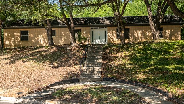 605 Blue Lake Drive, Fort Worth, TX 76103