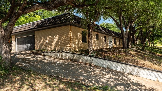 605 Blue Lake Drive, Fort Worth, TX 76103