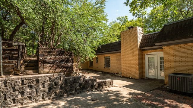 605 Blue Lake Drive, Fort Worth, TX 76103