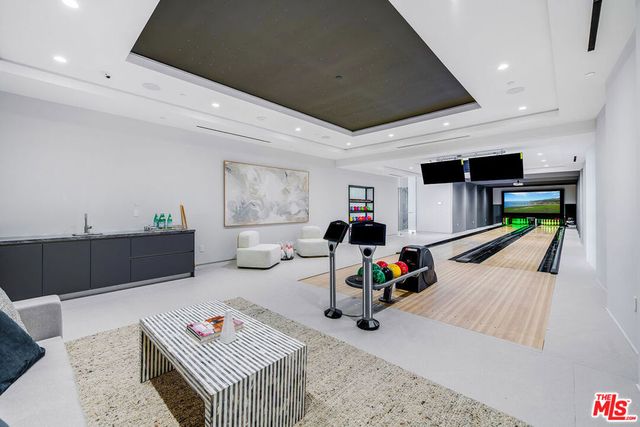 2078 Stradella Road, Los Angeles, CA 90077