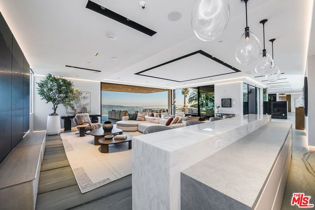 2078 Stradella Road, Los Angeles, CA 90077