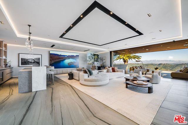 2078 Stradella Road, Los Angeles, CA 90077