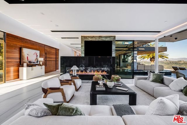 2078 Stradella Road, Los Angeles, CA 90077