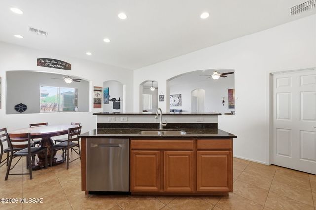 6769 W Fishermans Drive, Tucson, AZ 85757