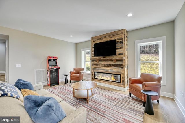 2 OLD HOUSE RD, Bumpass, VA 23024