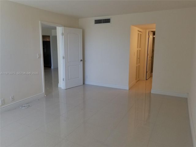 20500 W Country Club Dr 314, Aventura, FL 33180