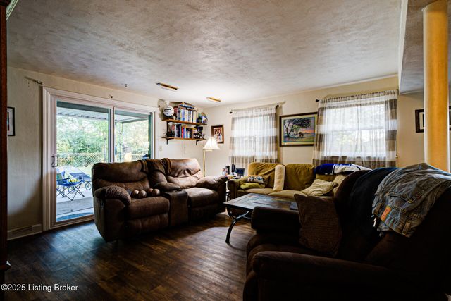 4909 Clarmar Rd, Louisville, KY 40299