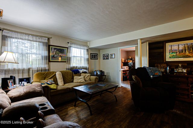 4909 Clarmar Rd, Louisville, KY 40299