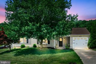2070 YOKEWOOD RD, Pottsville, PA 17901