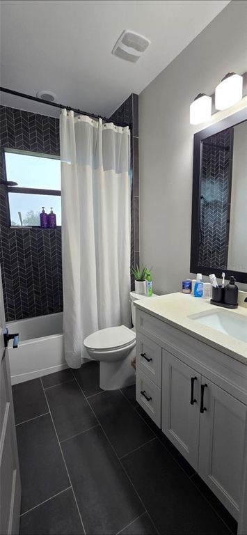 Image 13 of property listing at 1801 JOHANNESBERG ROAD, North Port, FL 34288