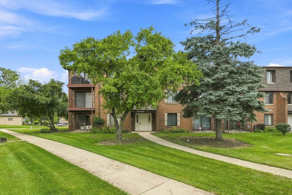 700 N Briar Hill Lane 5, Addison, IL 60101 — exterior