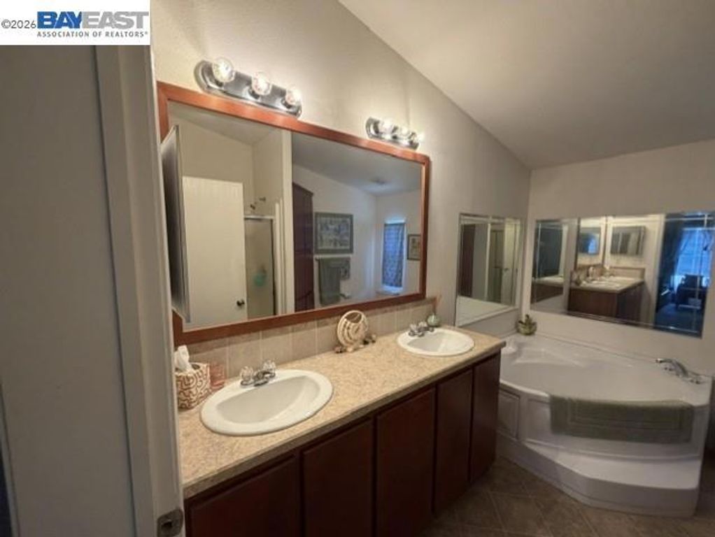 Image 18 of property listing at 29231 Whalebone Way, Hayward, CA 94544