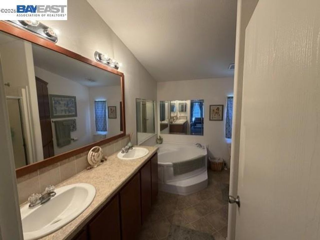 Image 21 of property listing at 29231 Whalebone Way, Hayward, CA 94544
