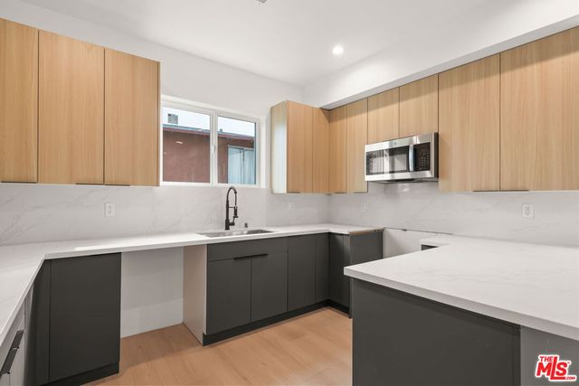 913 N Hobart Boulevard, Los Angeles, CA 90029