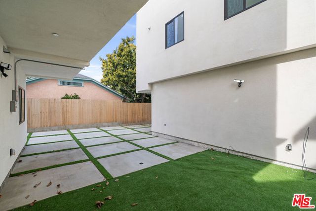 913 N Hobart Boulevard, Los Angeles, CA 90029