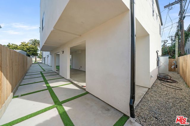 913 N Hobart Boulevard, Los Angeles, CA 90029