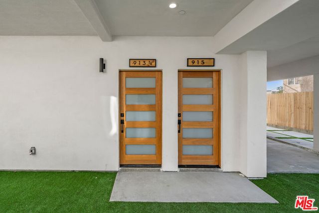 913 N Hobart Boulevard, Los Angeles, CA 90029